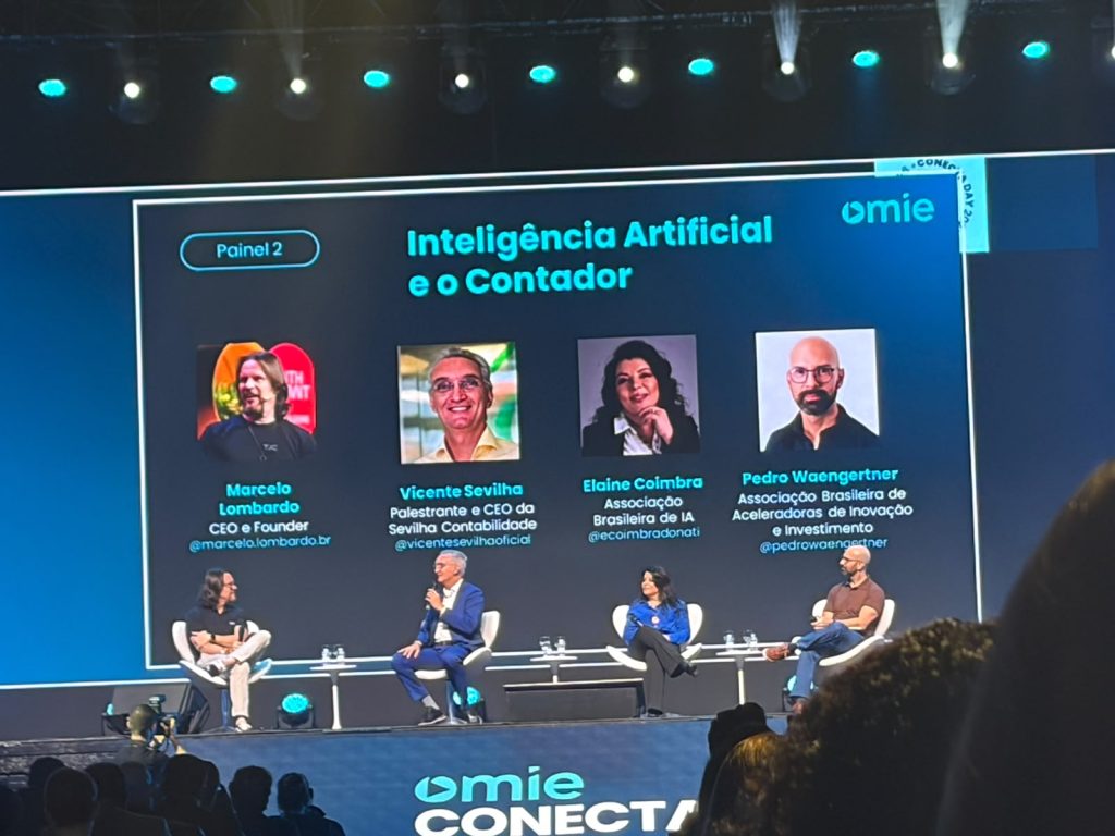 Palco com painel sobre inteligência artificial e o contador no Omie Conecta Day